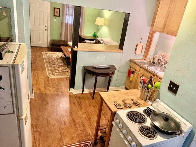 Quaint Apt Just Off of Gaines Street, Near Stadium