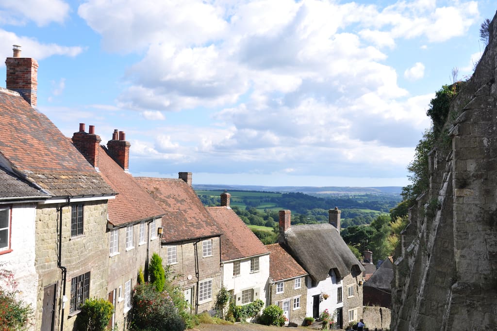 Updown Cottage on Gold Hill with views over the Blackmore Vale into 3 counties - Dorset, Somerset and Wiltshire