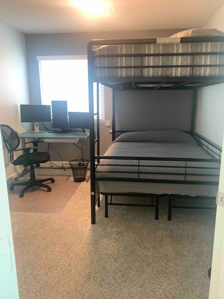 Chumba cha kulala cha tatu na vitanda viwili vya ukubwa kamili.