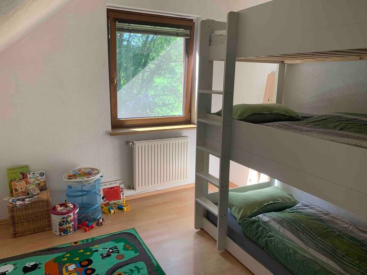 En la habitación cuidadosamente diseñada, sus hijos se sienten cómodos