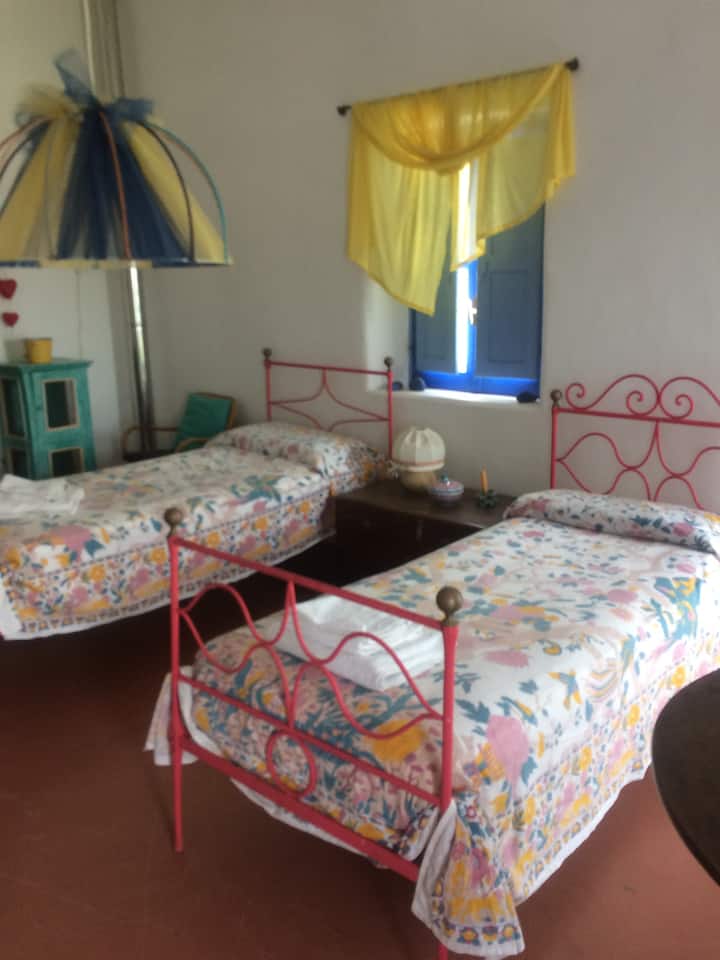 غرفة نوم بثلاثة أسرّة