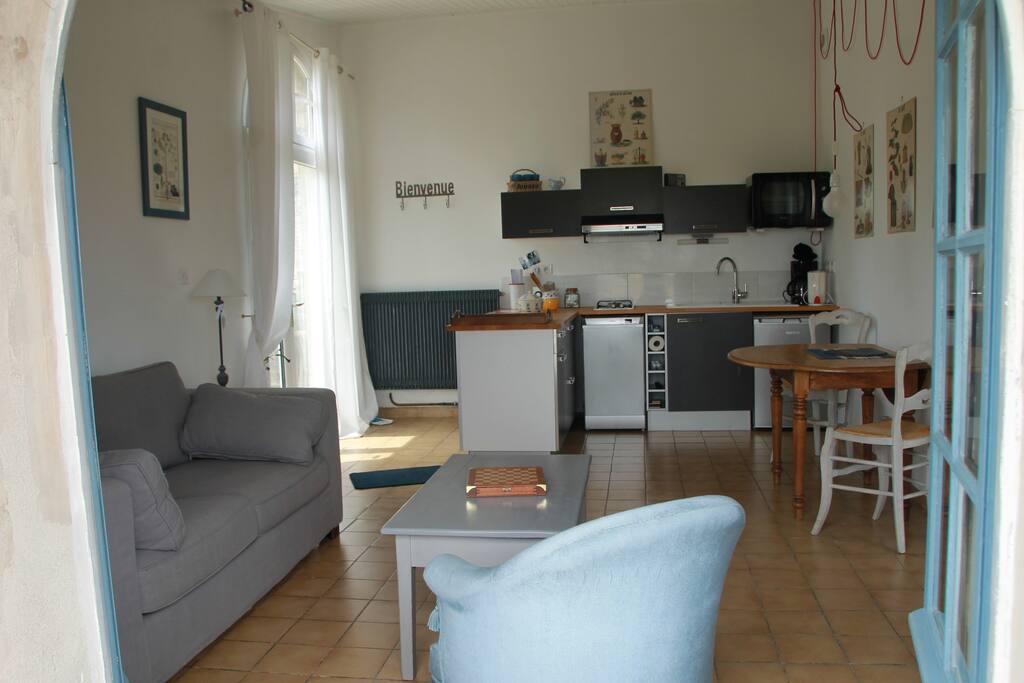 Petite cuisine equipee et son petit salon