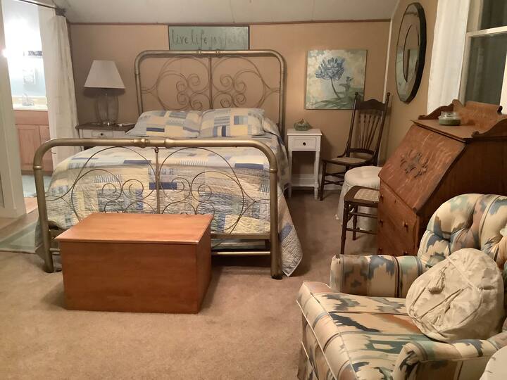 Arriba, dormitorio con cama tamaño queen