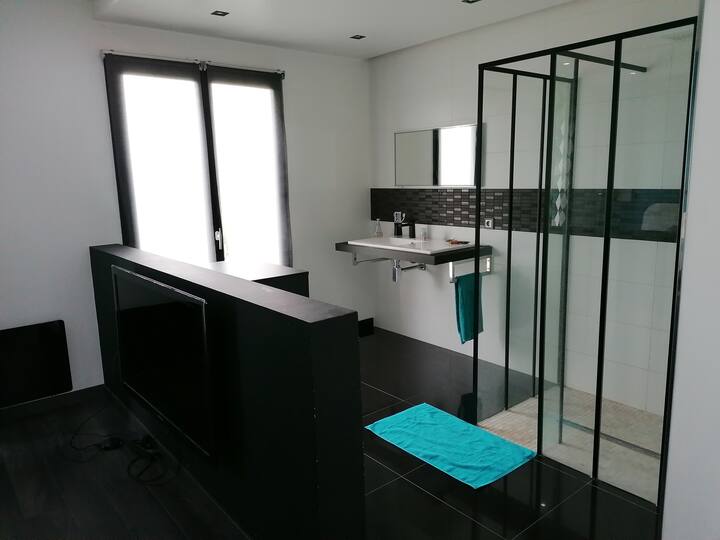 dhomë dushi në suitën kryesore
