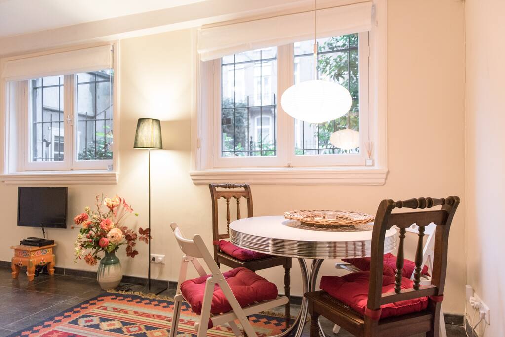 Livingroom with round dining table
