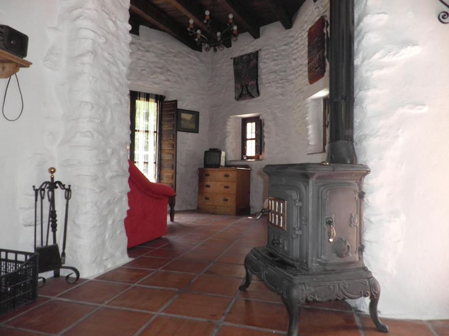 El salón de Torre Antigua está renovado de una forma tradicional con muros de piedra pulida de río, vigas de madera maciza y suelos de barro cocido artesanalmente.