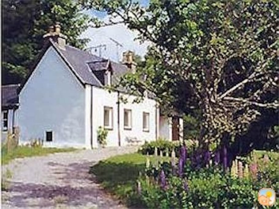 Private detached cottage with mountain views
