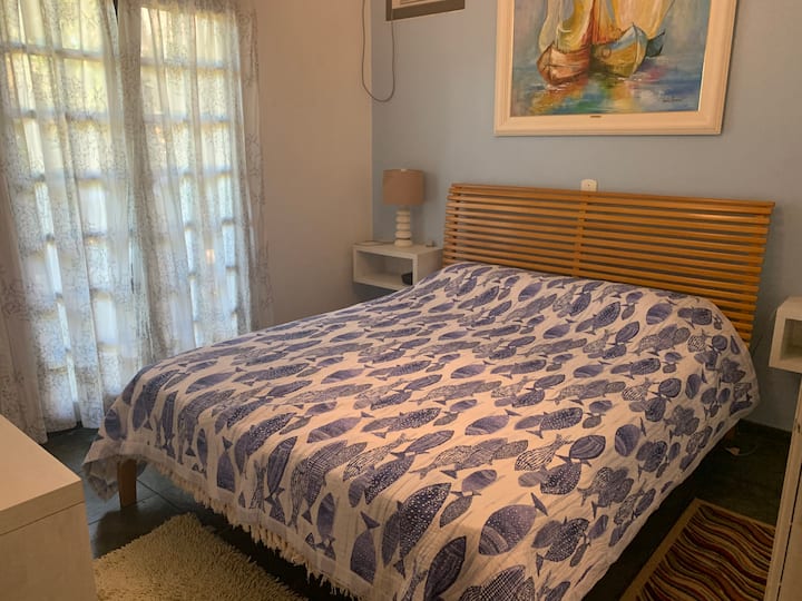 Jedna menšia manželská posteľ