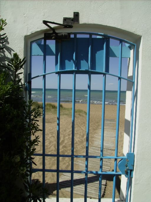 Salida directa de la urbanización a La Playa