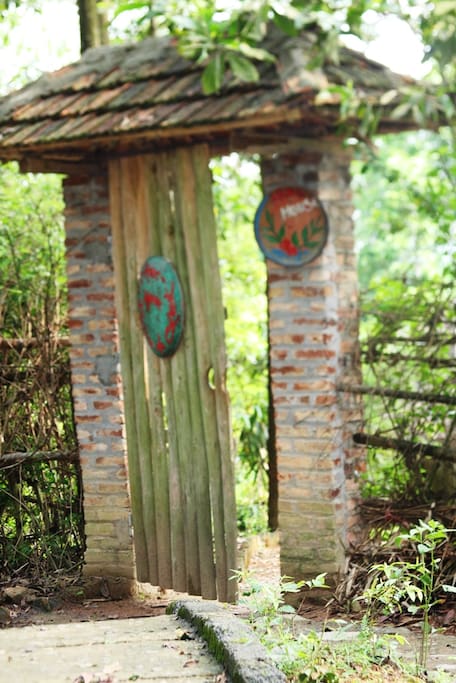 Gate entrance to Tea Hill House