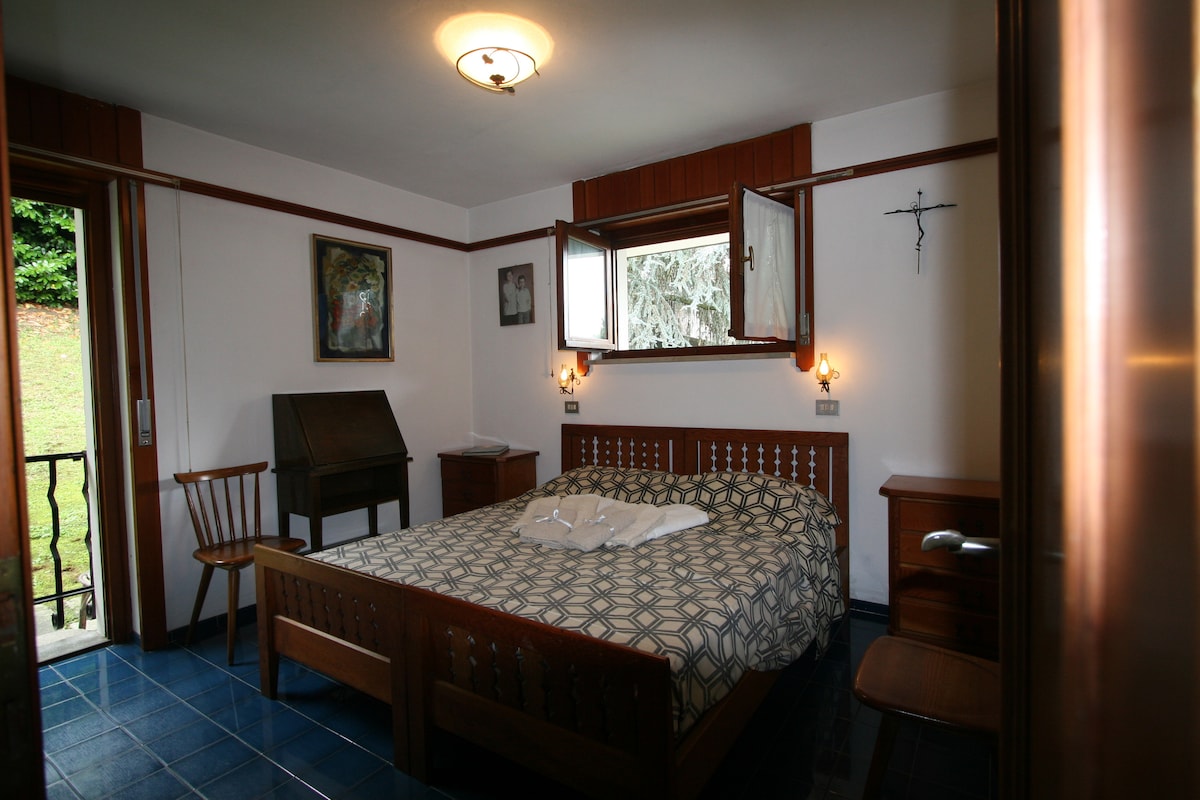 Dvojposteľová izba číslo jedna. Vľavo je východ na zadný dvor. Ok... obrázok by mohol potrebovať pomoc! Nie som skvelý fotograf!