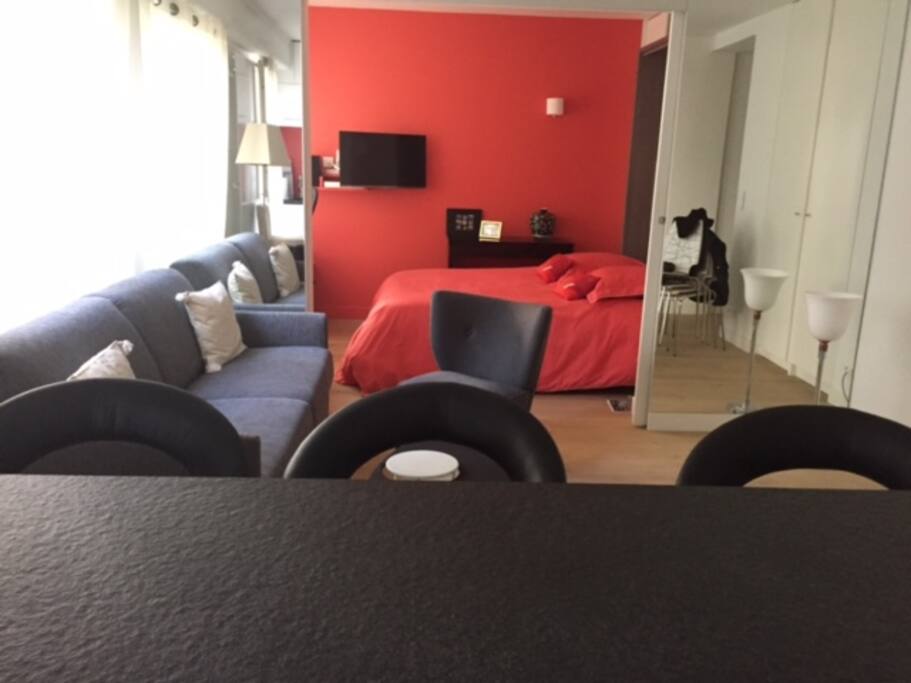 Un lit et un canapé-lit