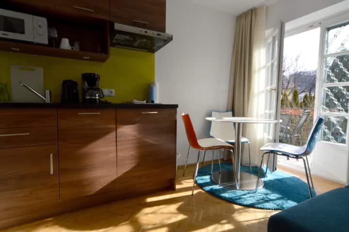 Apartment A1 "Gartenblick":  Küche mit Küchenzeile, Essplatz, Sofabett und Ausgang auf den Balkon