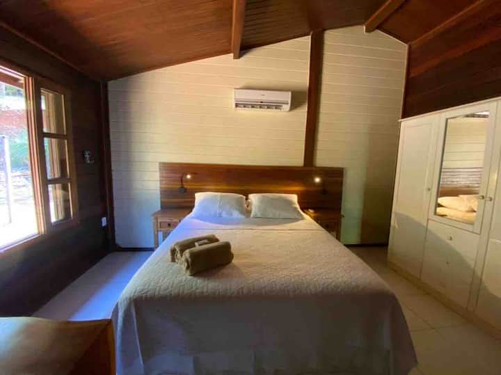 ห้องนอนของคู่รักพร้อมห้องน้ำ 