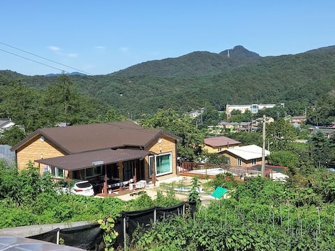 Airy and scenic Sanjeong Lake Dokchae 
Pension (group workshop, large number of people available)