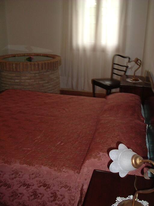 suggestiva camera da letto con pozzo