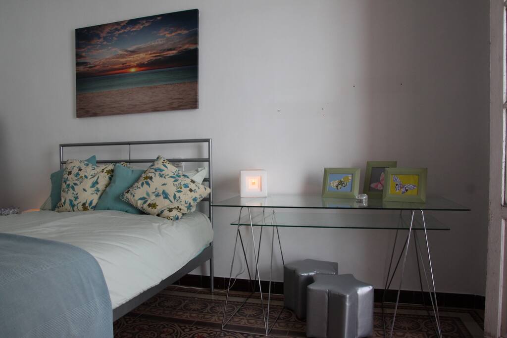 habitación principal con cama de matrimonio