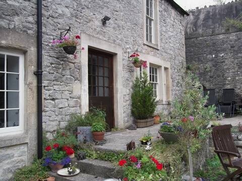 Private Annex to Manor Sleeps 6