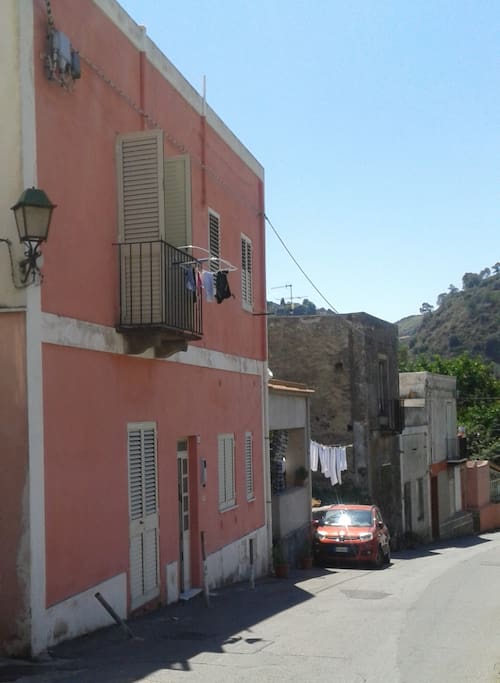 La CASA ROSA di Laura (primo piano)