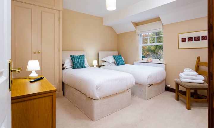 4号卧室1楼双人床或拉链加大双人床