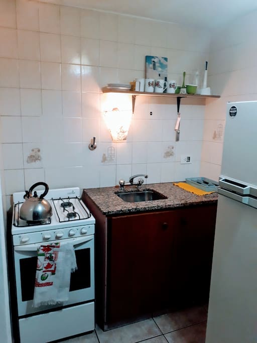Cocina equipadas vajilla microondas Freezer cafetera