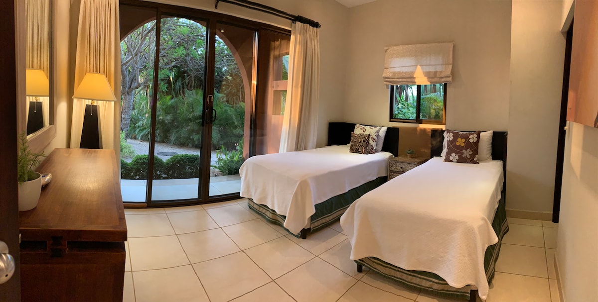 Prednja spavaća soba s (2) bračnim krevetima i privatnom kupaonicom s vanjskom tuš-kabinom.