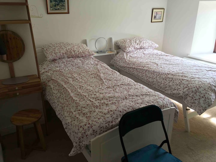 The Old School, Room 2 ( 2 single beds). Houses for Rent in Pawlett