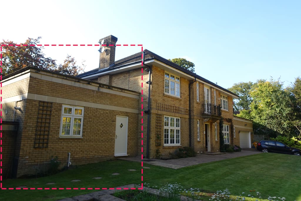 The area highlights private access to the apartment