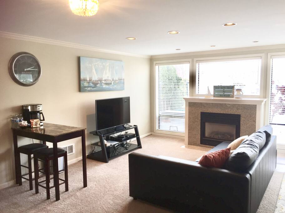 350 SF "suite" area with full size sofa couch, Cal King bed with high end Comphy sheets (found at resorts such as Four Seasons, Ritz Carlton), 55' TV, DVD, Comcast cable and bar top. Leads to 150 SF additional space with bunk bed and bathroom.