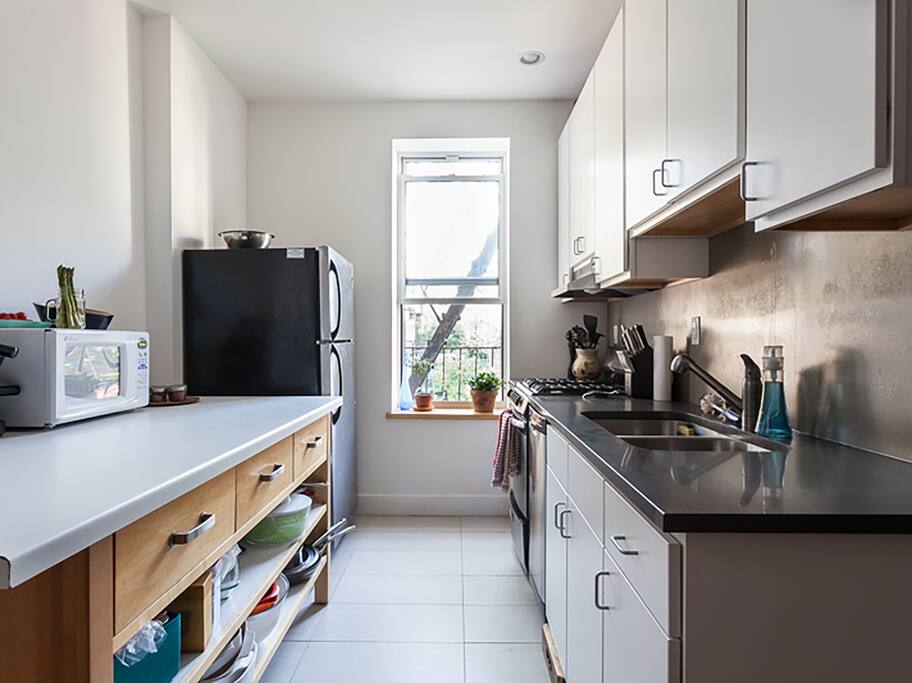 Kitchen complete with full oven and dishwasher that you are welcome to use.