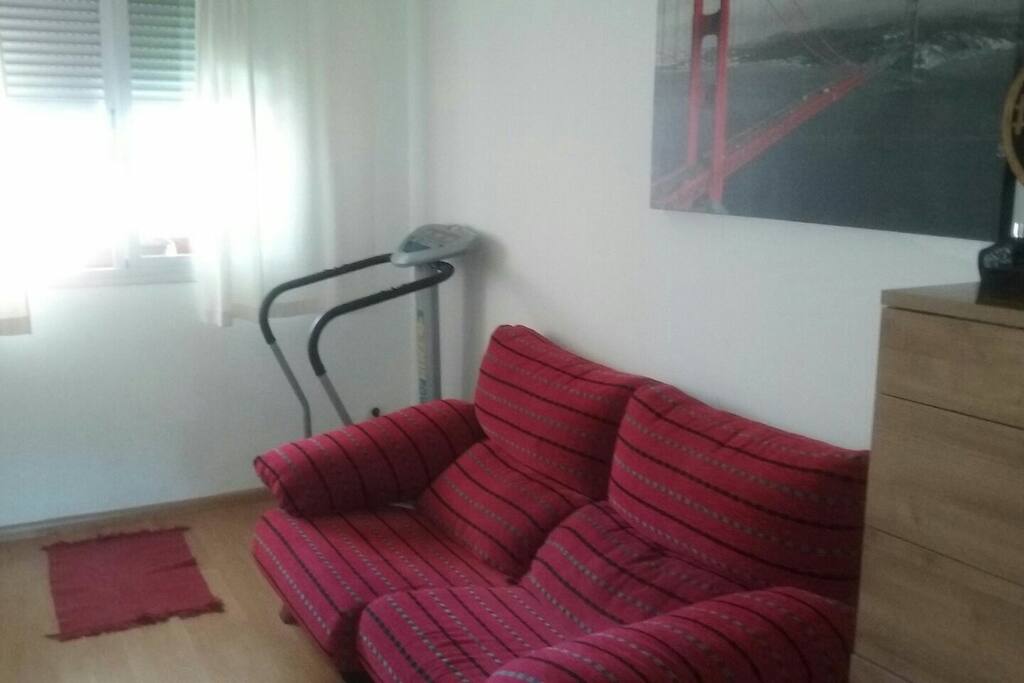 Dormitorio secundario con sofá cama.Vestidor