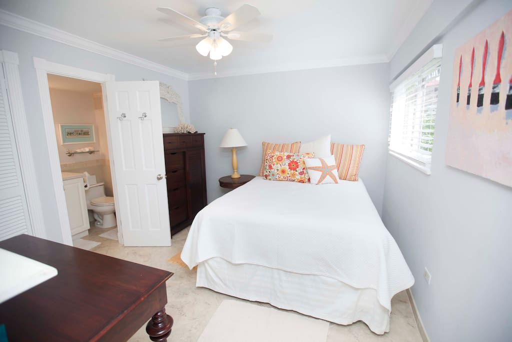 Bedroom with Queen Bed and in-room bathroom