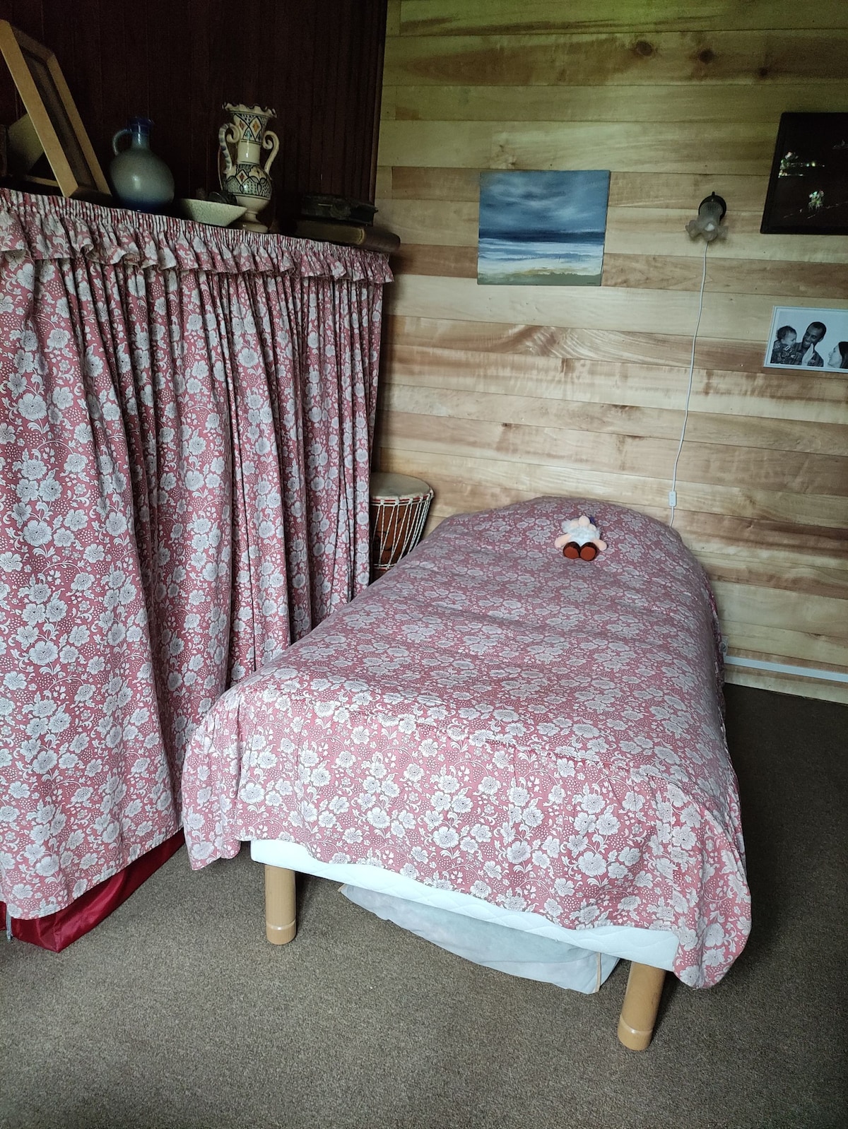 Chumba kidogo cha kulala kilicho na kitanda 90