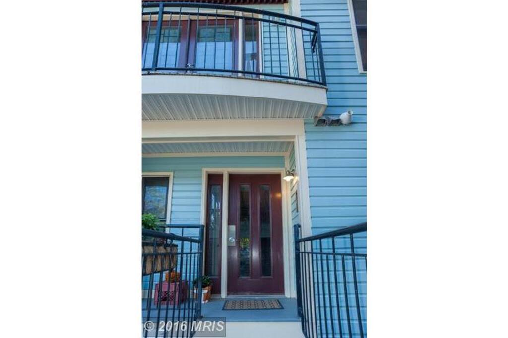 door to hallway for unit