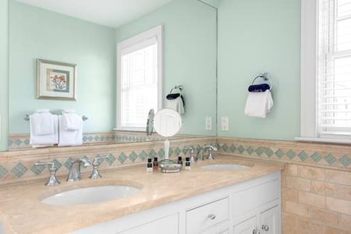 Beautiful 2 Bedroom Downtown Newport, RI gallery image 5