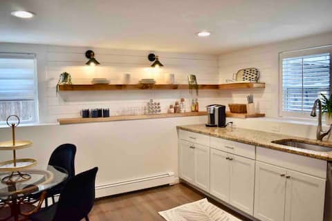 Anchors Away Inn Cozy Walk to Beach, Courtyard