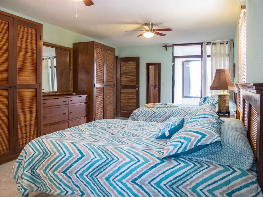 Two queen size beds.
Full double sink bath.
Shower and tube. (1st. Master)