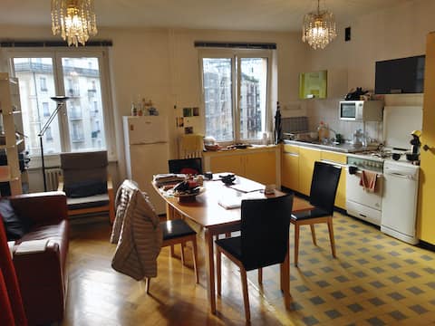 Top performing Airbnb: 80m2 on the 4th floor with an an an an elevator and a balcony. in Pâquis