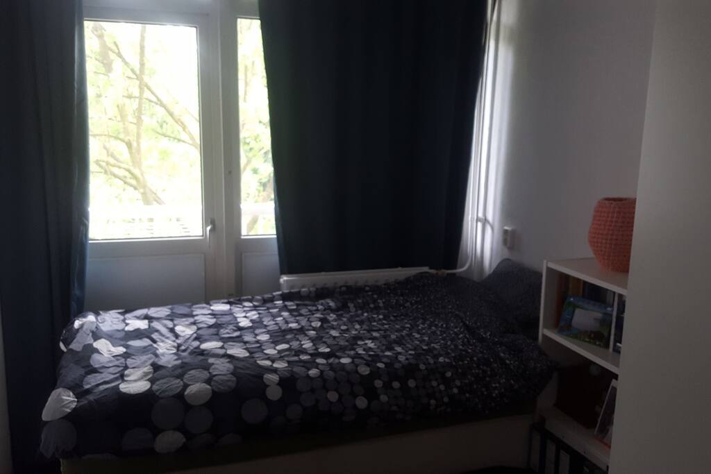 Dit is jouw kamer. Er is een inbouwkast om je kleding in op te hangen, deze staat niet op de foto. Onder het bed ligt een zitzak, deze kun je ook gebruiken.