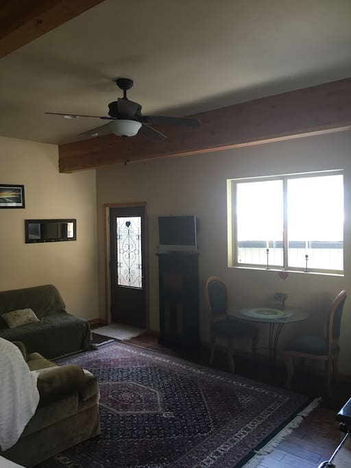 Sofa/futon, cable TV, wi-fi,