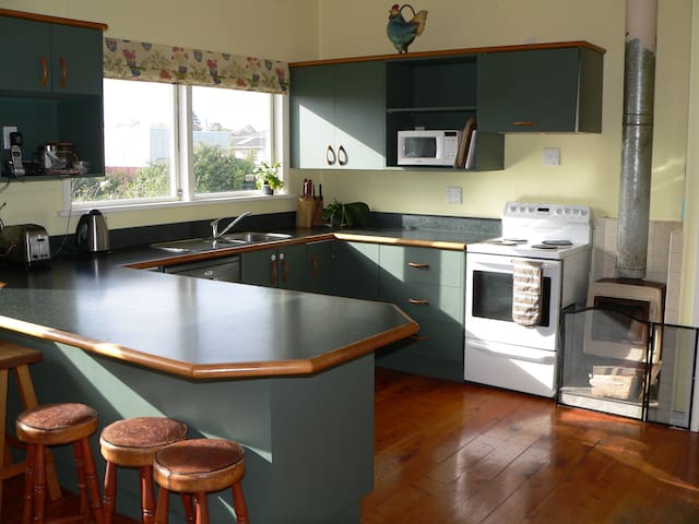 Spacious Character Bungalow - Close to town
