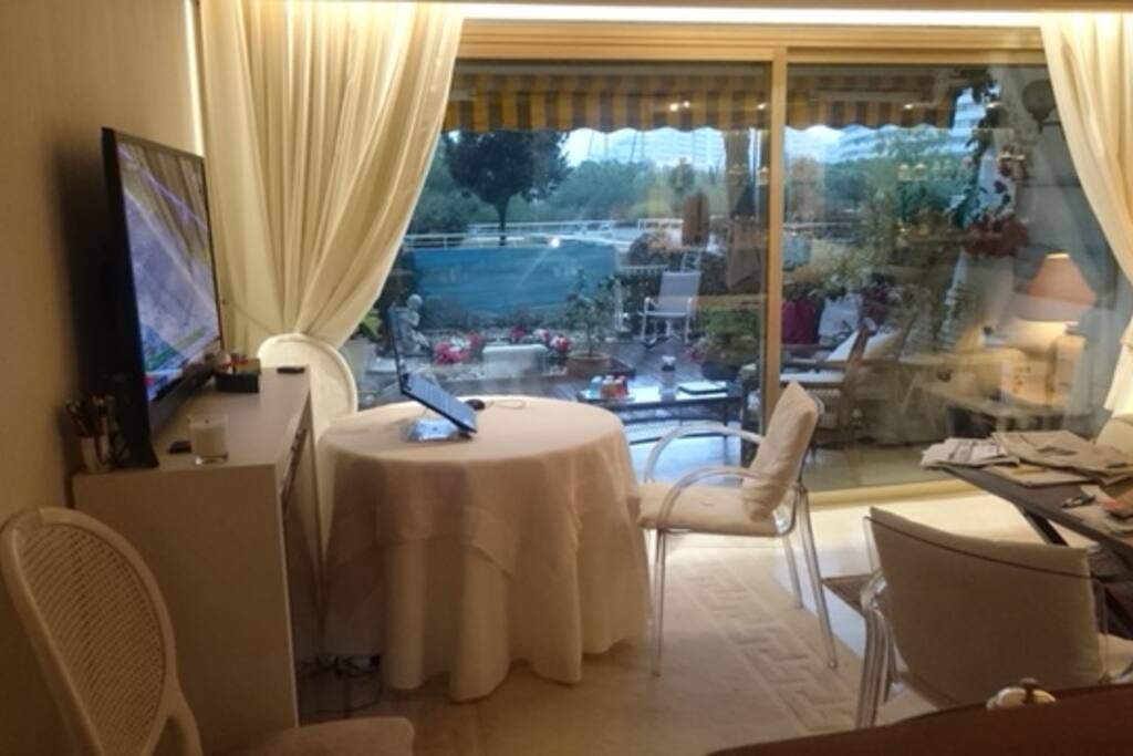 Le séjour avec vue sur jardin