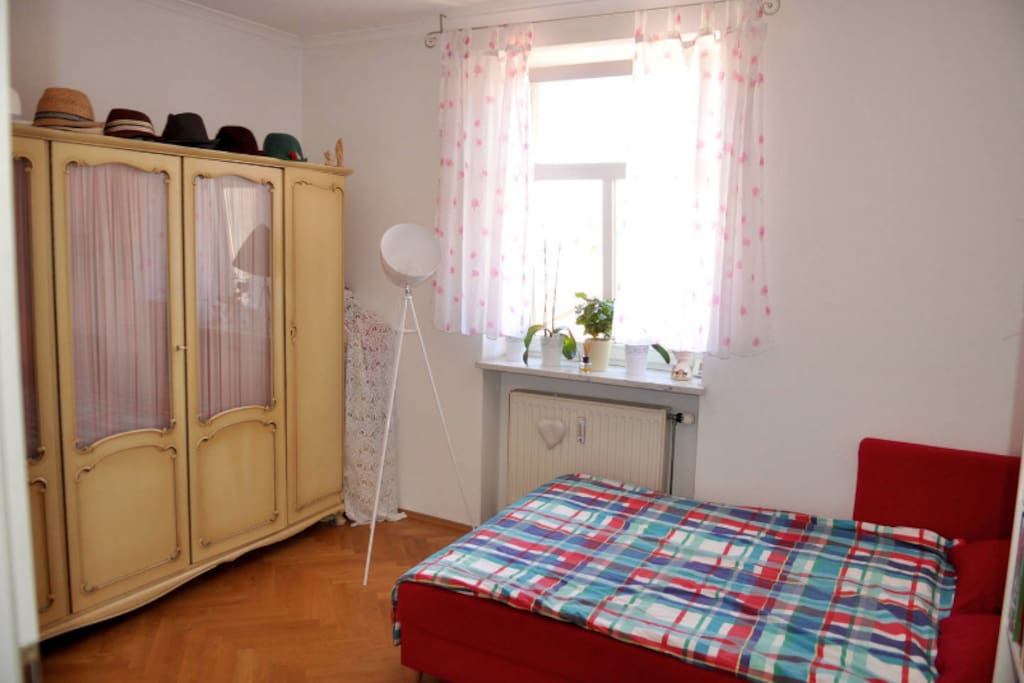 Schlafzimmer / Bed room