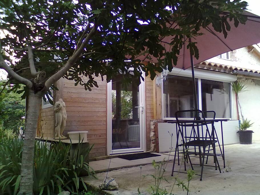 Façade Nord, Est de l'appartement : entrée.