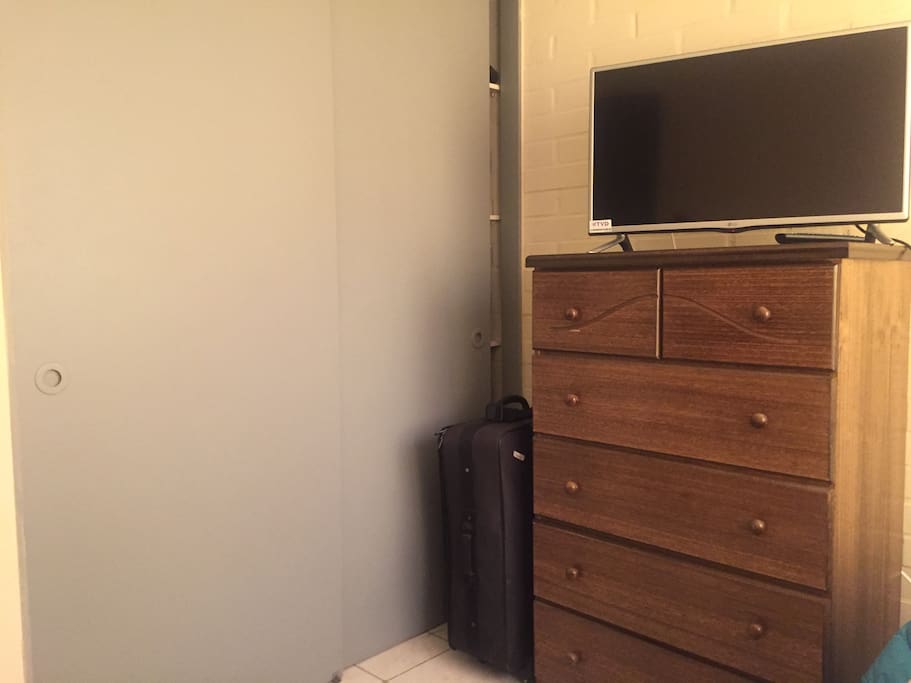 habitación disponible con tv cable, closet y wi-fi