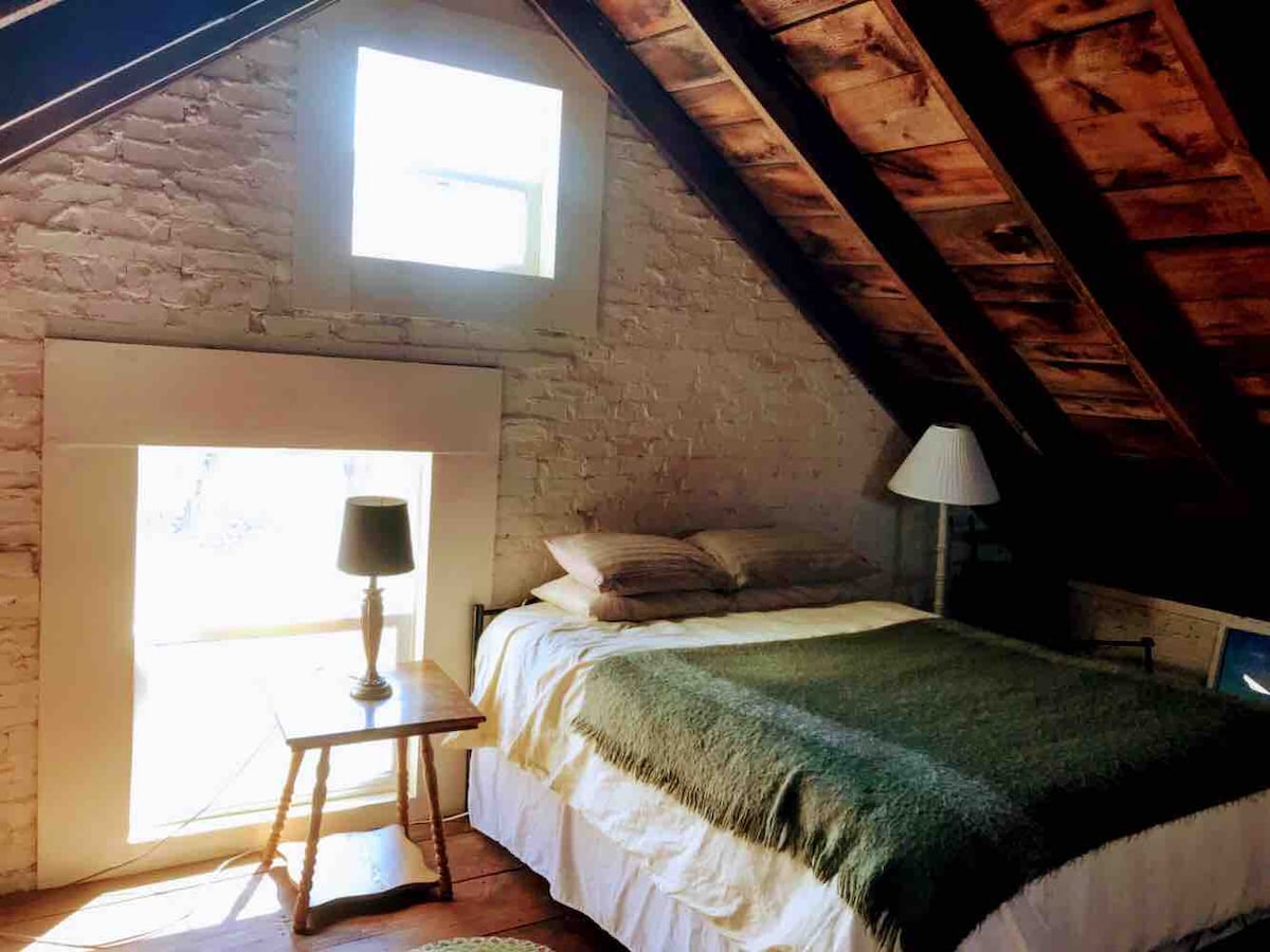 Queen bed upstairs plus futon single bed