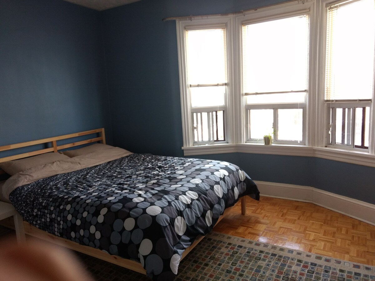 卧室配有大窗户，全天自然光线充足，下午阳光明媚。