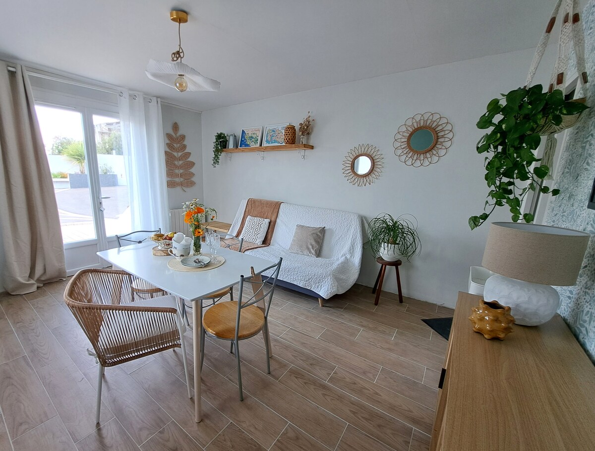 除了房间里的双人床外，客厅还配有一张沙发床。 对于长期住宿，我们可以提供洗衣机。