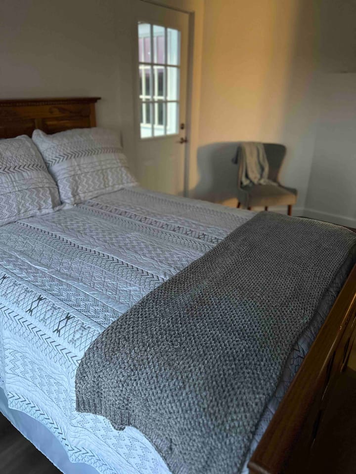 Საძინებელი სრული საწოლითა და კომოდით 