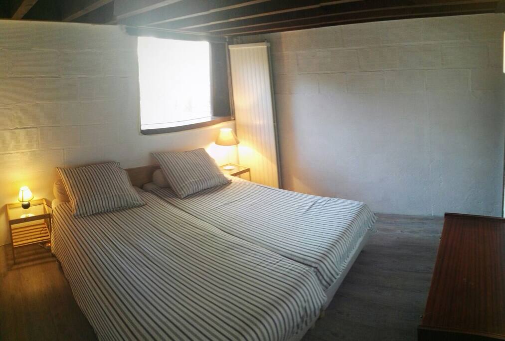 Schlafzimmer 1 mit angrenzendem Hauptbadezimmer